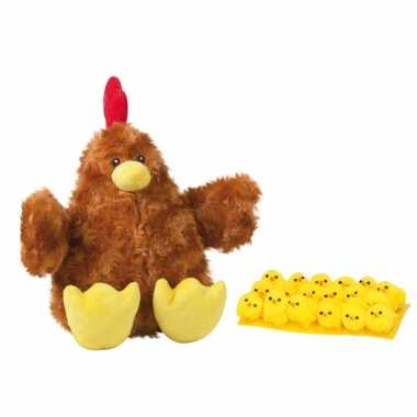 Pluche bruine kippen/hanen knuffel van 23 cm met 18x stuks mini kuikentjes 3 cm