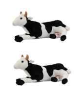 2x stuks pluche liggende koeien knuffel 35 cm