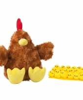 Pluche bruine kippen hanen knuffel van 23 cm met 18x stuks mini kuikentjes 3 cm