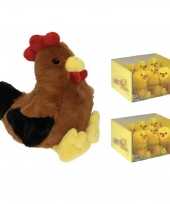 Pluche bruine kippen hanen knuffel van 25 cm met 12x stuks mini kuikentjes 5 cm