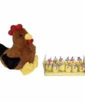 Pluche bruine kippen hanen knuffel van 25 cm met 12x stuks mini kuikentjes met brilletje 4 5 cm